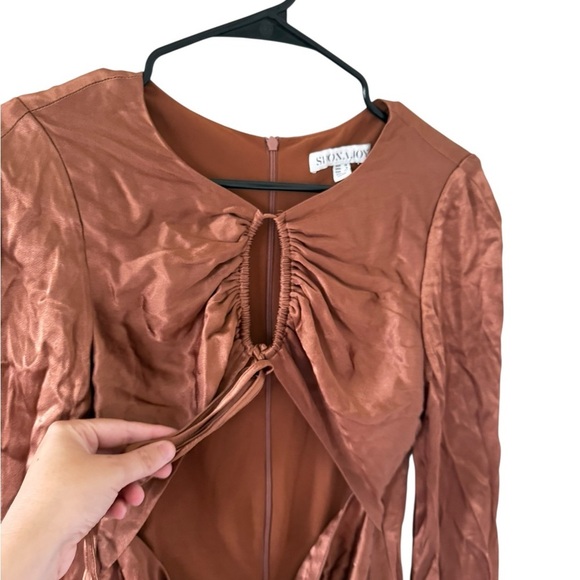 SHONA JOY FELICITY LONG SLEEVE CUT OUT FRONT MINI DRESS - Picture 6 of 8